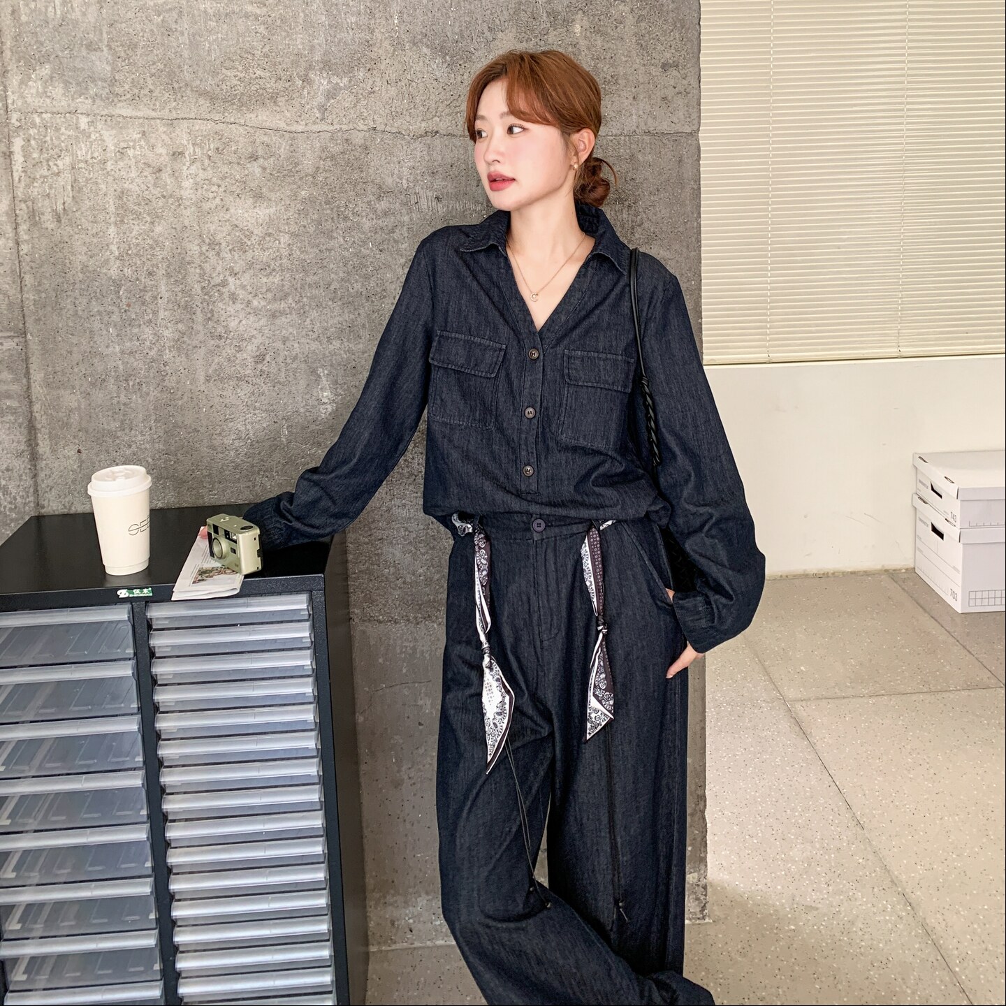 深蓝色复古牛仔套装女秋2026新款韩版设计感衬衫直筒阔腿裤两件套图片
