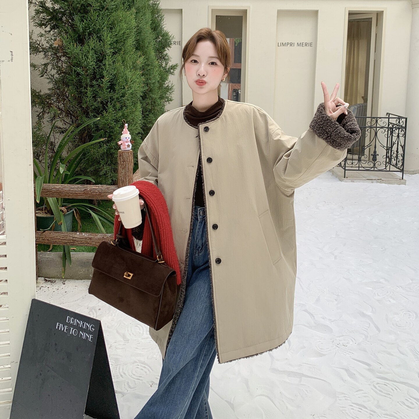 卡其色长款加绒厚圆领外套2025新款女冬气质高级感羊羔毛风衣大衣图片
