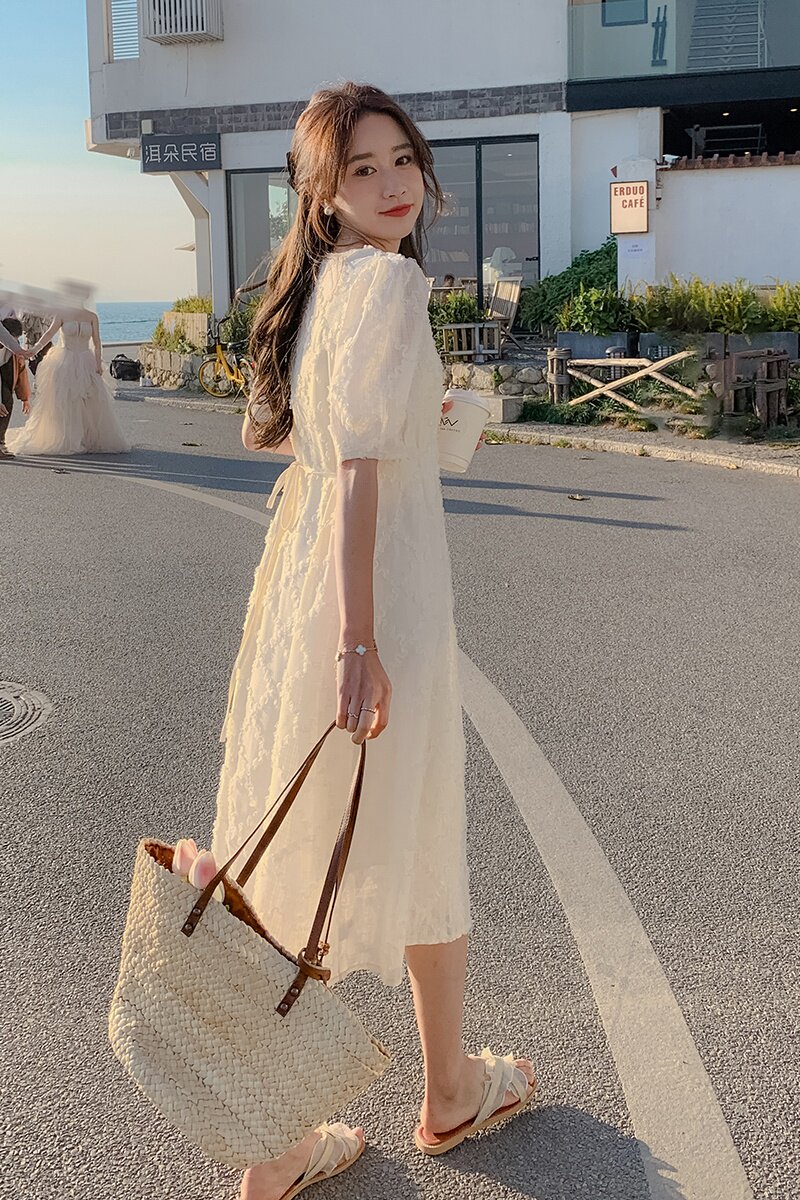 白色方领海边度假连衣裙女2023夏新款法式温柔风漂亮别致泡泡袖裙,女装连衣裙,2C088