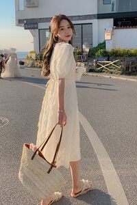 白色方领海边度假连衣裙女2023夏新款法式温柔风漂亮别致泡泡袖裙图片