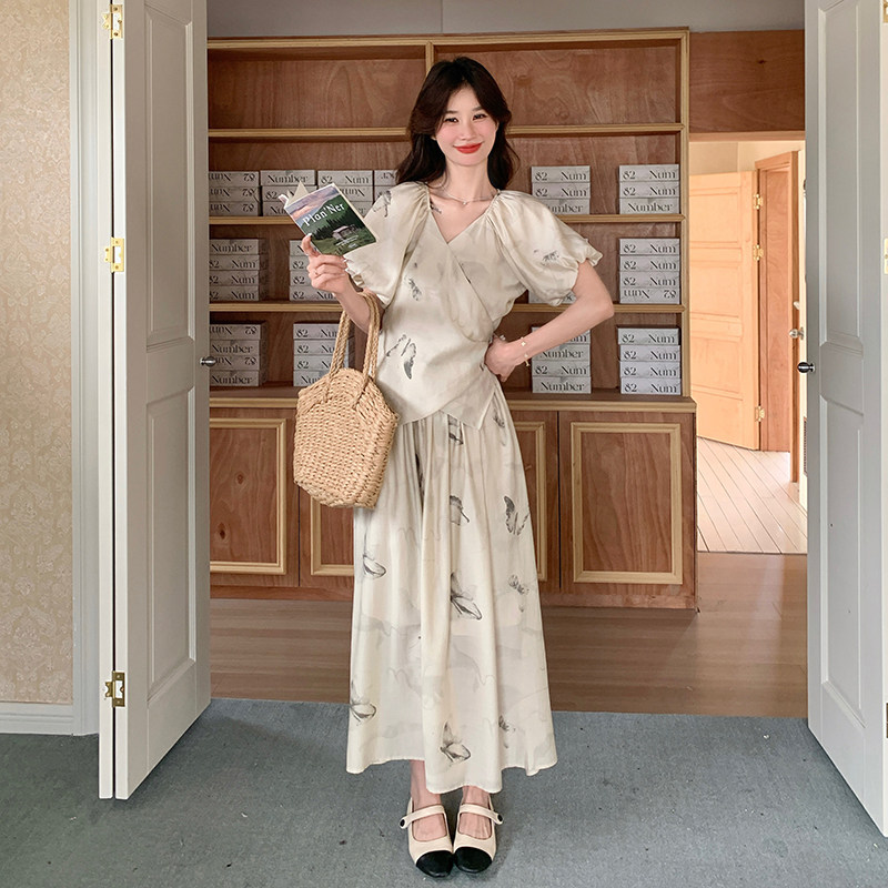 现货新款泡泡袖V领上衣碎花半生裙两件套2589-P135-P198,女装套装/套裙,2C159