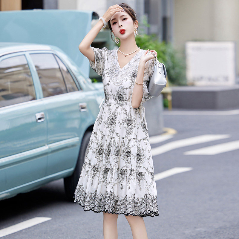 2025新款夏装V领灯笼袖显瘦减龄串珠连衣裙,女装连衣裙,丽莎妳雅