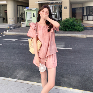 甜美粉色气质夏季休闲套装女2025新款露背木耳边上衣两件套装短裤图片