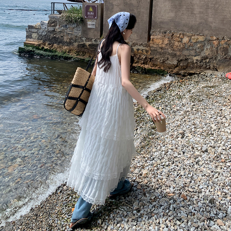 2025年夏季法式温柔风蕾丝拼接吊带裙女简约小清新白色蛋糕连衣裙,女装连衣裙,2C177