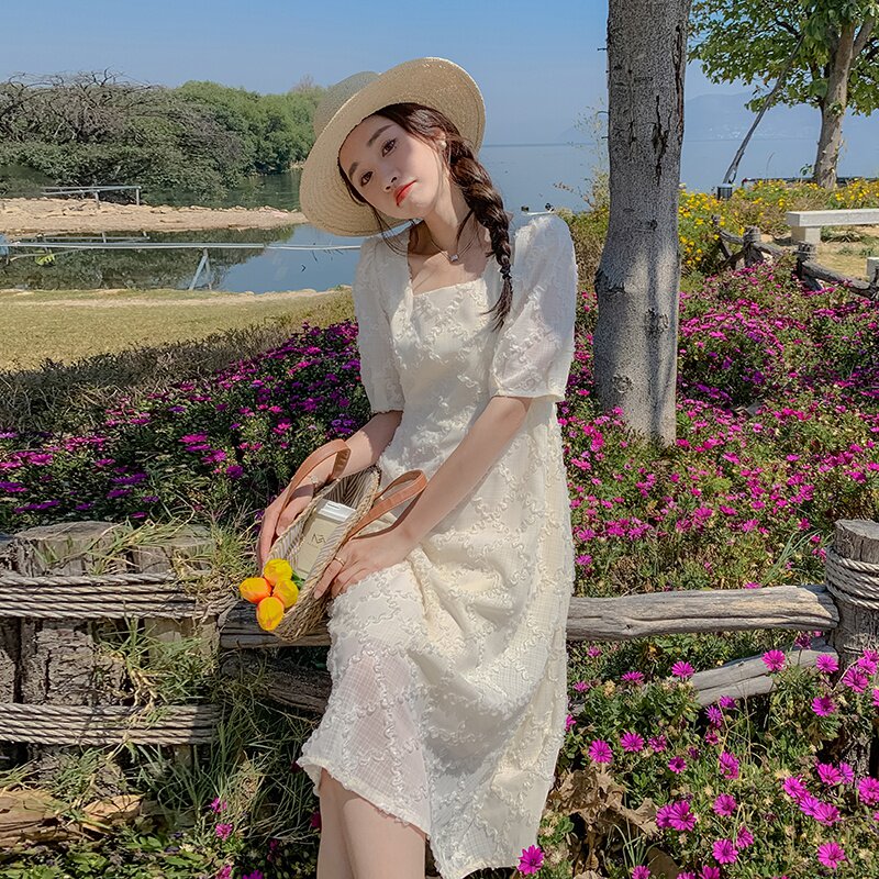 白色方领海边度假连衣裙女2023夏新款法式温柔风漂亮别致泡泡袖裙图片