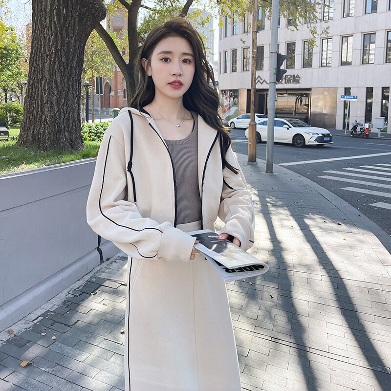 米杏色连帽运动卫衣套装女2023秋季新款今年流行休闲半身裙两件套,女装套装/套裙,2C037