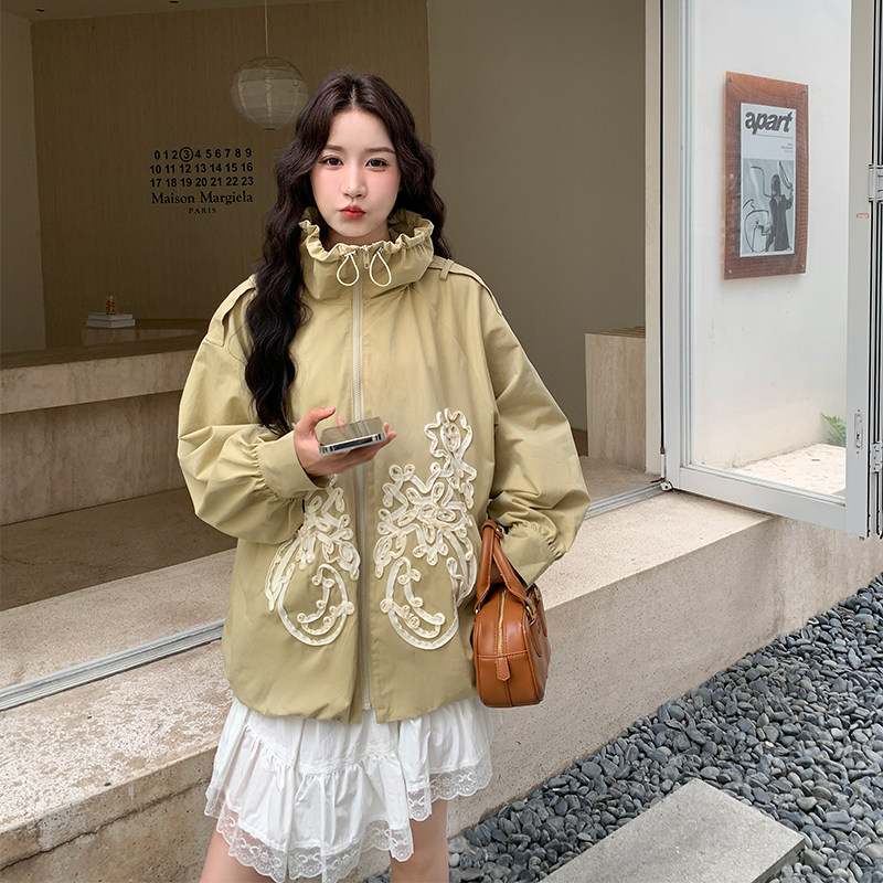 卡其色韩版宽松慵懒风绳盘绣短款风衣女秋季2025新款显高显瘦外套,女装风衣,2C052