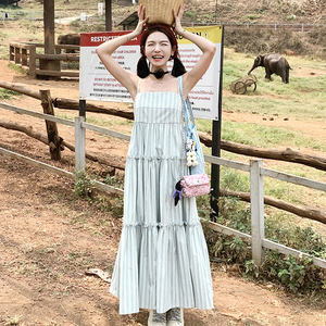 韩版温柔风吊带连衣裙女2025夏季新款法式显瘦海边度假风绝美长裙图片