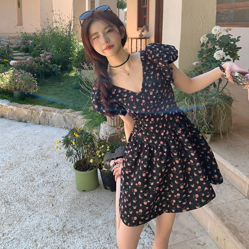 法式甜美复古碎花连衣裙2025夏季新款V领缎面蝴蝶结设计感a字裙子,女装连衣裙,2C260