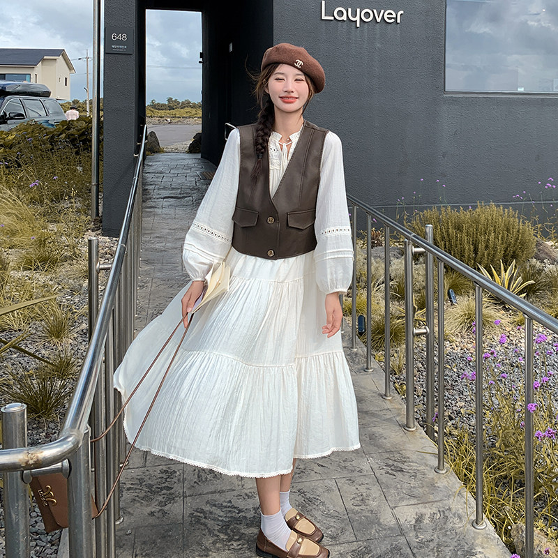 文艺风白色长袖连衣裙配咖色皮马甲女2025春秋超火好看长裙两件套,女装套装/套裙,2C375