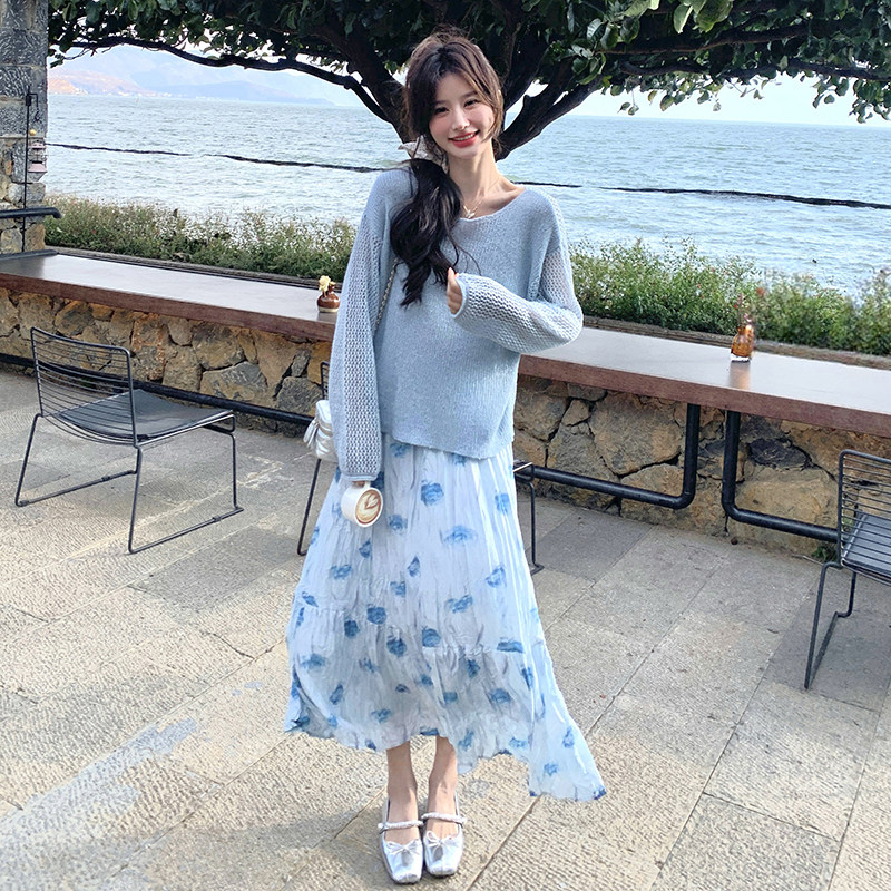 盐甜系穿搭减龄蓝色针织打底衫森系甜美印花半身裙两件套女春新款图片