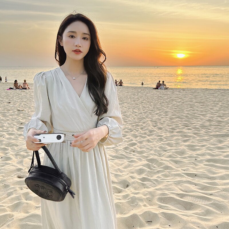 米杏色设计感V领连衣裙女2023夏季新款法式温柔风高级感茶歇裙子,女装连衣裙,2C203