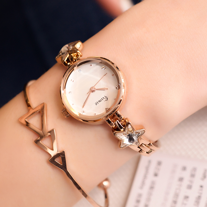 Часы женские. Модные женские часы. Часы geneva quartz женские золотые. Девушка и часы. Часы geneva золотые 585.