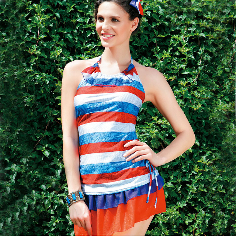 Two-piece skirt-style swimsuit woman covered with slim and less feminaty three-piece navy blue conservative skirt hem swimsuit