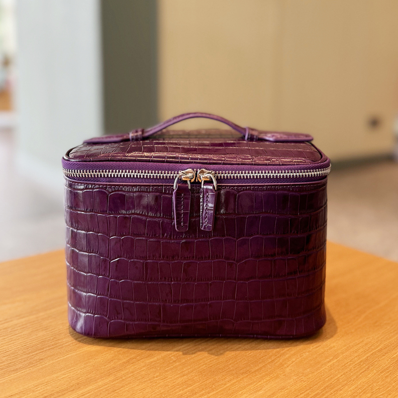 Crocodile Pattern Cosmetic Bag, Large Capacity, First-Layer Cowhide Storage Toiletry Bag, Genuine Leather Fashionable Touch-Up Bag, Practical Handbag Crocodile Pattern Cosmetic Bag, Large Capacity, First-Layer Cowhide Storage Toiletry Bag, Genuine Leather Fashionable Touch-Up Bag, Practical Handbag