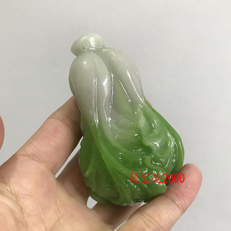 新疆和田玉白玉带翡翠色白菜手把件！招财又养生，男女都爱的财富手玩