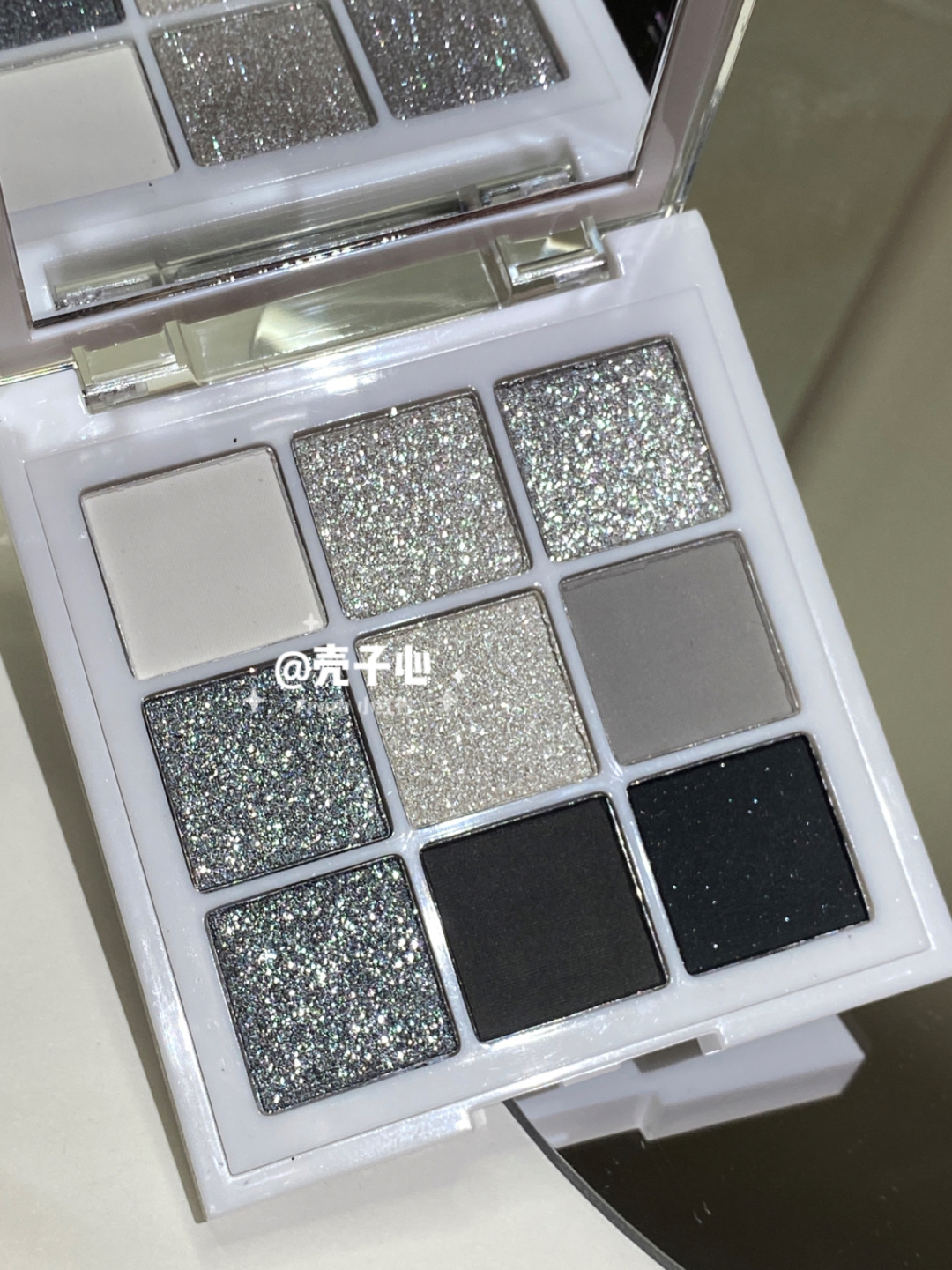 Sexual lukewarm wind is this? INSFANY Nine eye shadow disc cement cold tone dark black sequin olives matt