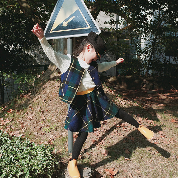 Doll Aimei's new autumn and winter small, medium and large children's British college wind woolen plaid vest umbrella skirt Christmas New Year suit