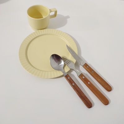 A set of three-piece Western tableware with rosewood handles, stainless steel steaks, knives, forks and spoons, which was sold at a loss to attract Korean Instagram users, looks stunning on camera