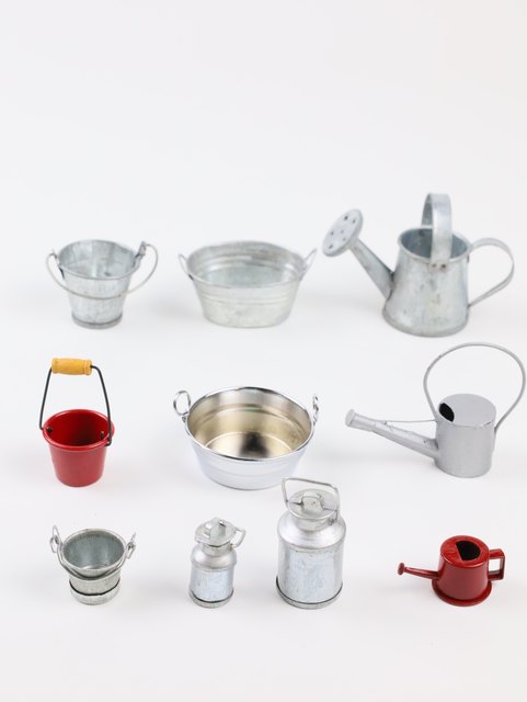 Miniature toy simulation of mini toys used as old iron bucket waterer watering pot watering pot ice bucket model