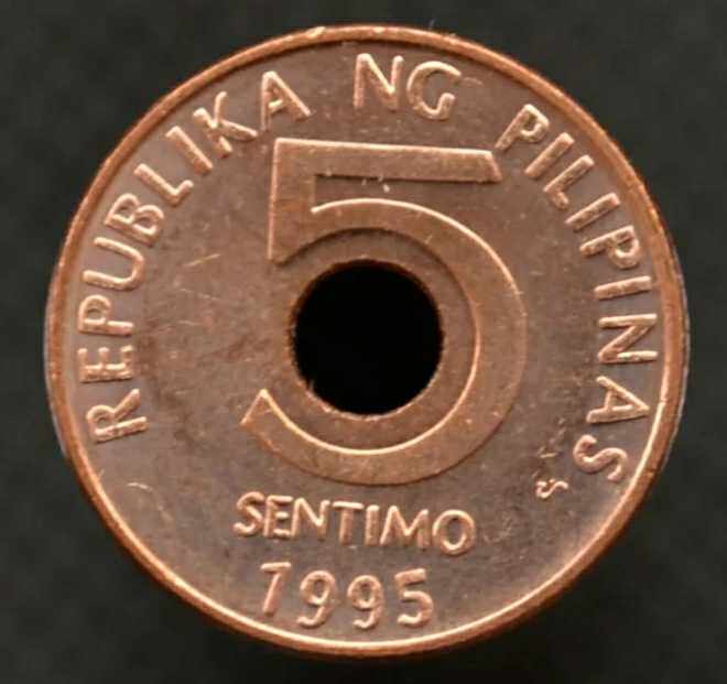 1993 Philippine 5 centimes round hole red copper coin randomly distributed with light and good appearance coin collection