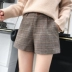 Quần short len ​​ống rộng nữ mùa thu đông 2018 mới kẻ sọc quần kẻ ống mùa đông mặc áo len cạp cao rộng rời quần sooc nữ Quần short