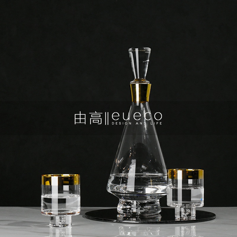 Modern minimalist light and luxurious glass wine with wine glass-like board room home bar Table Hyun Guan Decanter Decanter Tabletop Pendulum