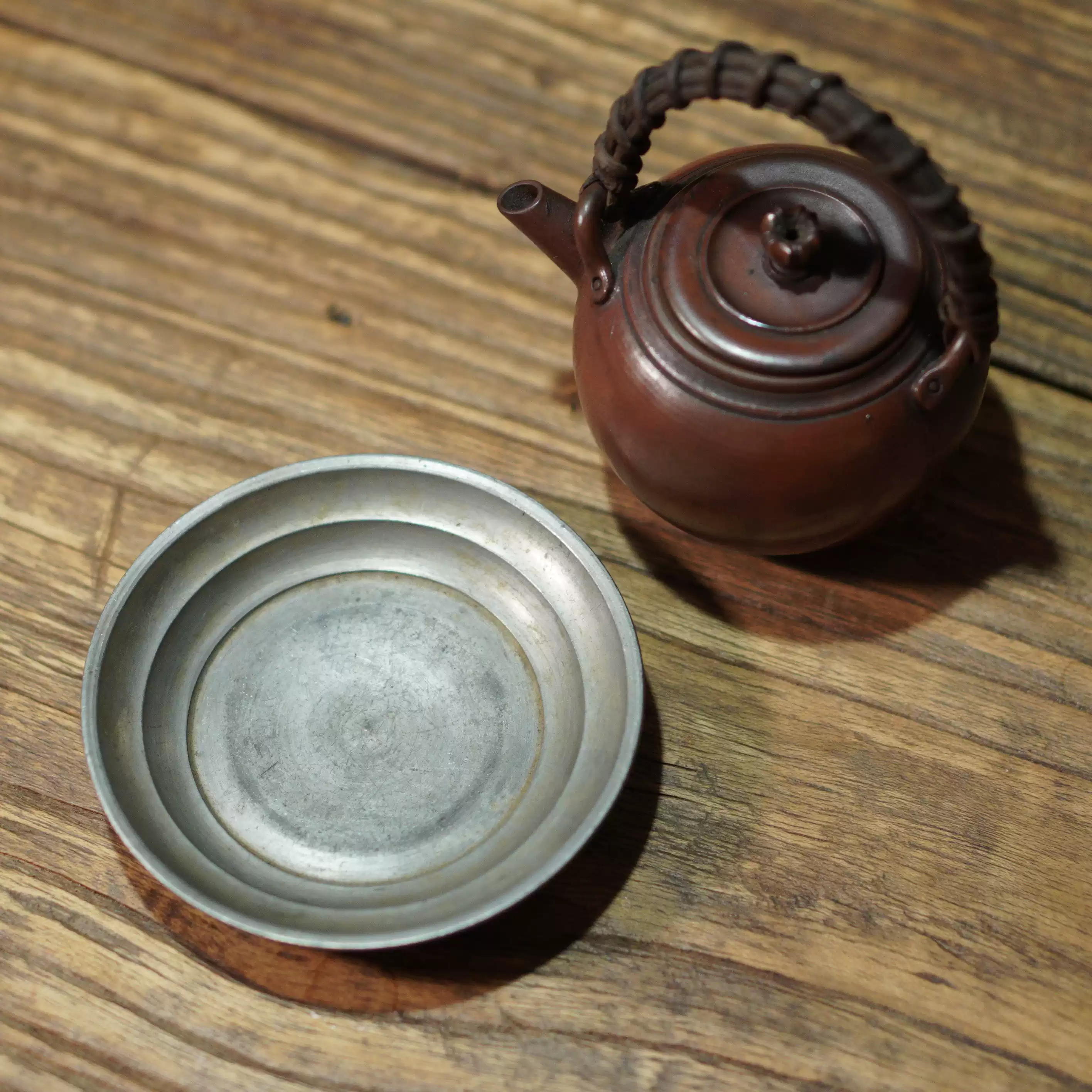 由*麻様 唐物 古錫 煎茶道具 龍虎回紋三つ足急須台 瓶座 在銘 唐物 古錫 煎茶道具 龍虎回紋三つ足急須台 瓶座