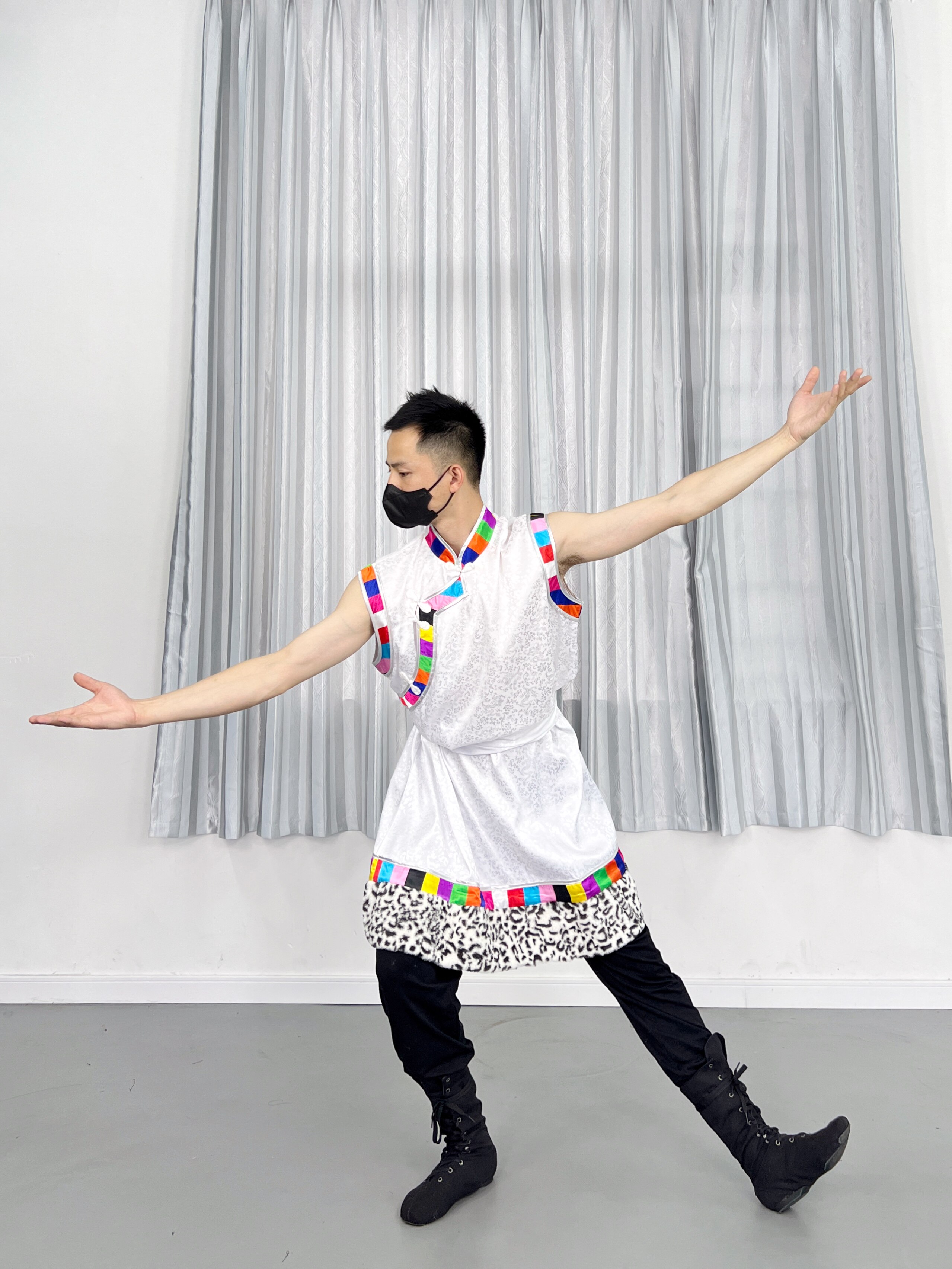 Men's Tibetan Dance Clothes Customized Conduct Costumes for Minority Performance Take Artist