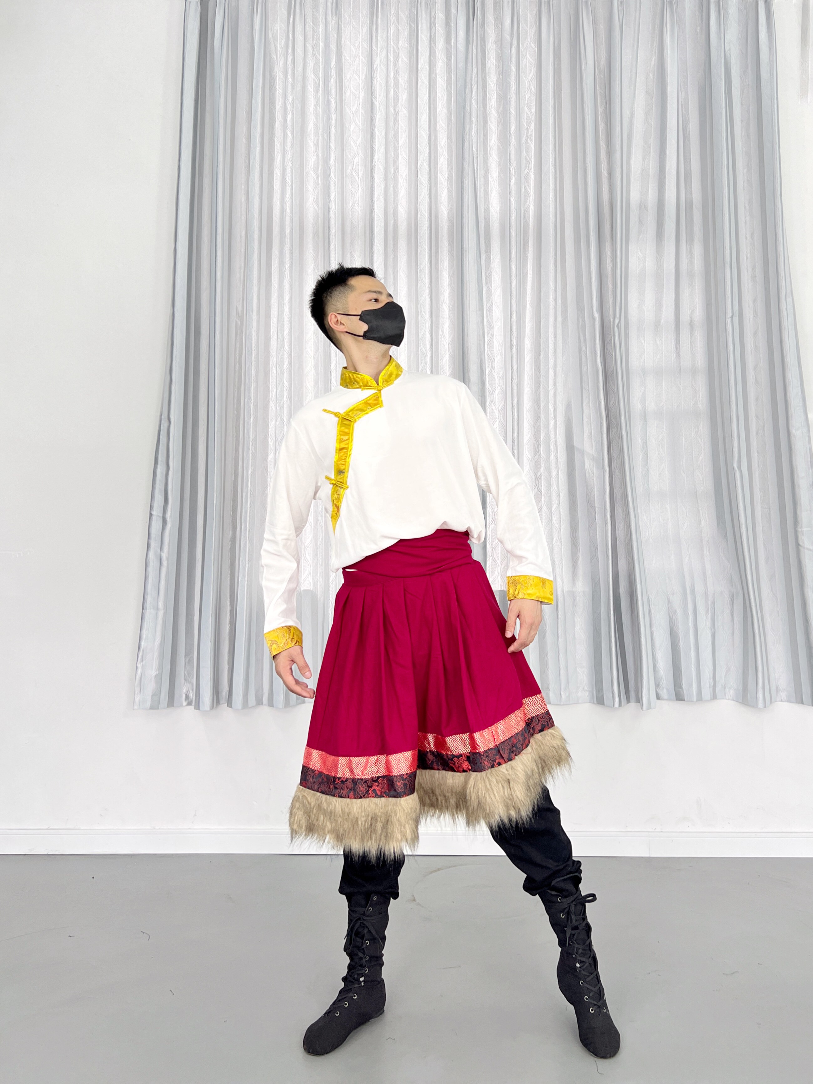 The men's Tibetan dance suit to practice costumes to serve ethnic minorities' composition artistes to be the people's big north dance new