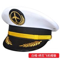 Белая большая кепка орехового цвета с вышитой эмблемой самолета