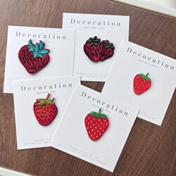 ins girly embroidery strawberry ຄູ່ຜົວເມຍ brooch badge pin ງາມພາສາຍີ່ປຸ່ນ trendy ສ່ວນບຸກຄົນກະເປົ໋າ pin ຂະຫນາດນ້ອຍ