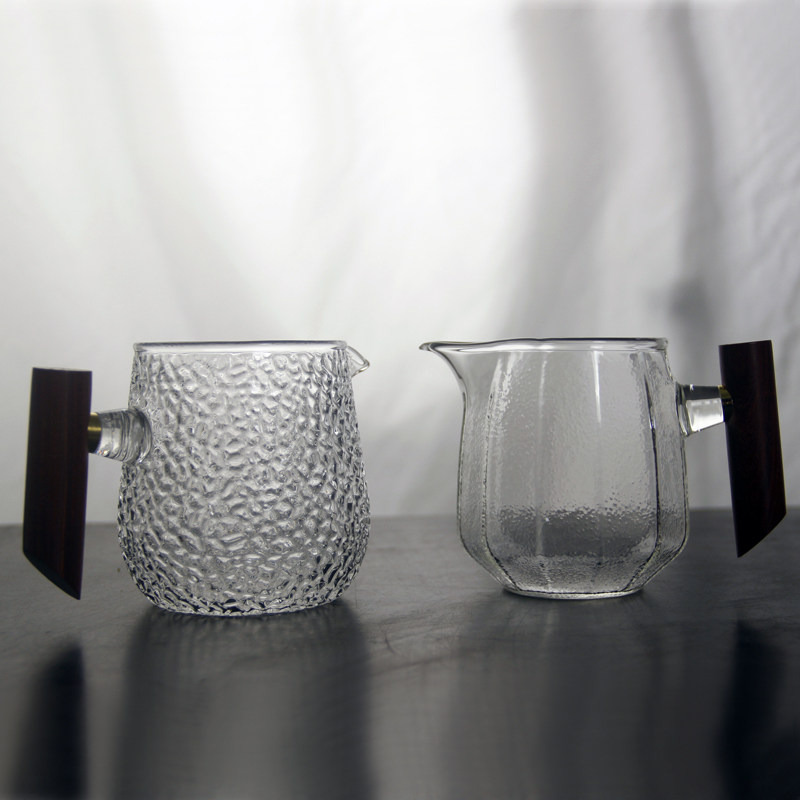 Heat-resistant glass hammer pattern fair cup pouring tea male cup wooden side handle tea dispenser tea cup with glass even cup tea sea