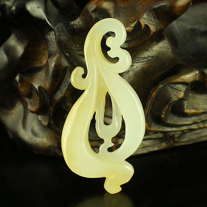 A price of natural Xinjiang Hetian jade Seiko carving pendant pendant magnolia flower send certificate