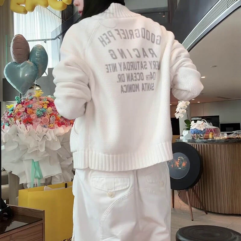 Trendy and Stylish Zip-Up Short Sweater Jacket for Women, New Autumn Style with Letter Print, Slightly Loose Fit, Stand-Up Collar Knit Cardigan