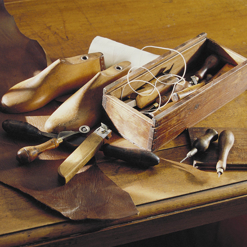 Pure handmade high-definition leather men's and women's shoes can be made in a version, and the last can be designed according to the foot shape. Private custom-made sneakers