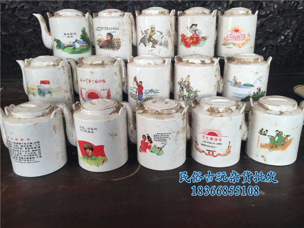 Cultural Revolution theme teapot nostalgic old objects Cultural Revolution lifting beam pot red cultural photography film and television props ornaments
