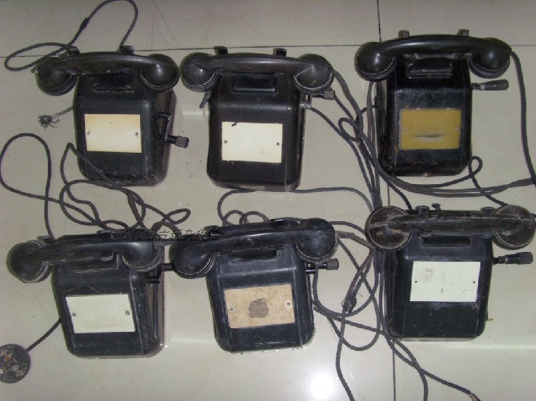 Old - fashioned handshake telephone Fish Magnet rubber old phone handshake generator old telephone props rental