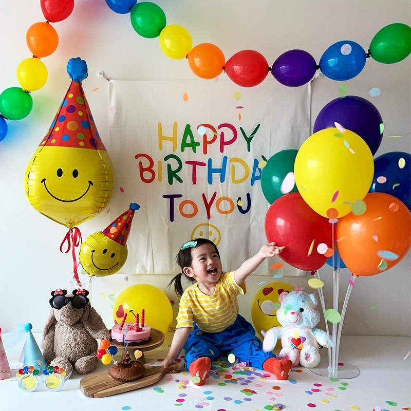 In Korean style little red book baby birthday party decoration arrangement background hanging balloon photo boutique