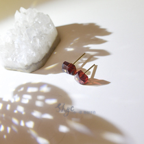 January birth Chenshi gift wine red garnet irregular raw ore 14K gold injection niche design sense mini earrings