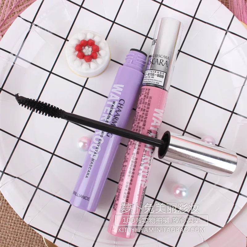 Trái tim của cô gái tìm thấy một cây mascara mèo và thấy rằng mascara uốn cong đặc biệt đầy màu sắc là mảnh và dày, không thấm nước và không bị nhòe. - Kem Mascara / Revitalash