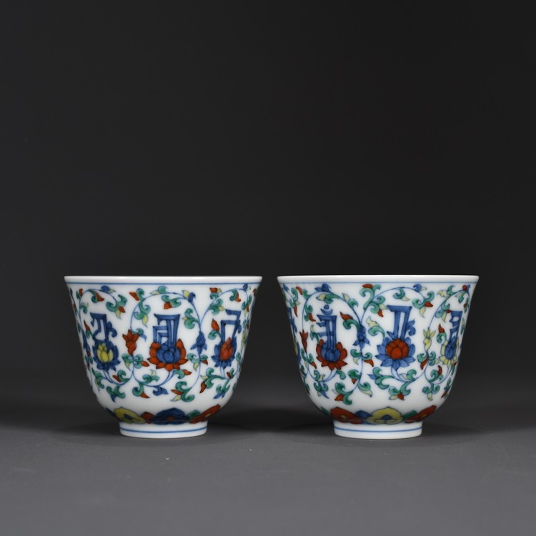 明・成化年製款・古陶磁器・黄釉青花纏枝蓮托八