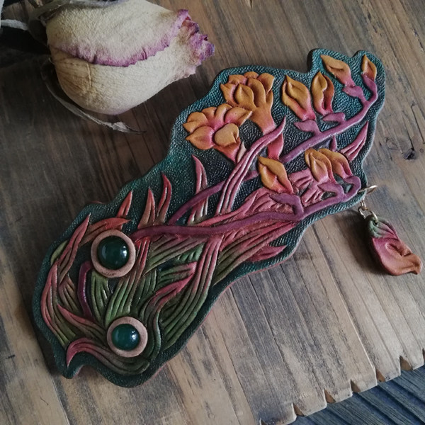 Handmade tanning leather carvings color graffling of natural green granular female hair decoration headdress