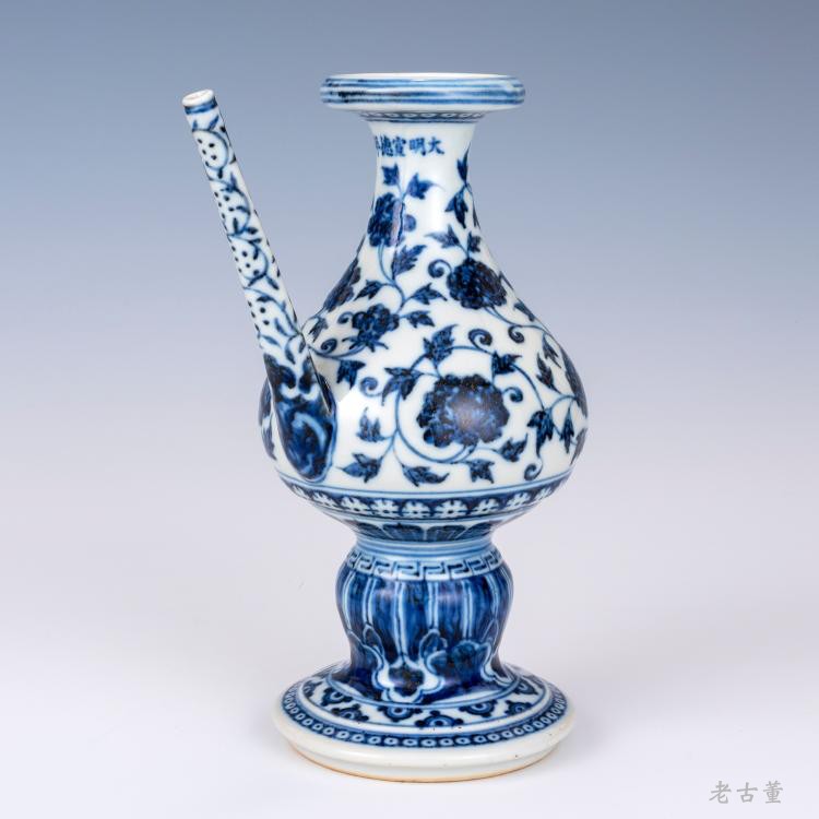 中国古美術・明宣德款青花缠枝花卉八方蒜头瓶・青花磁・純手描き・陶芸・花瓶・文房 中国古美術・明宣德款青花缠枝花卉八方蒜头瓶・青花磁・純手描き