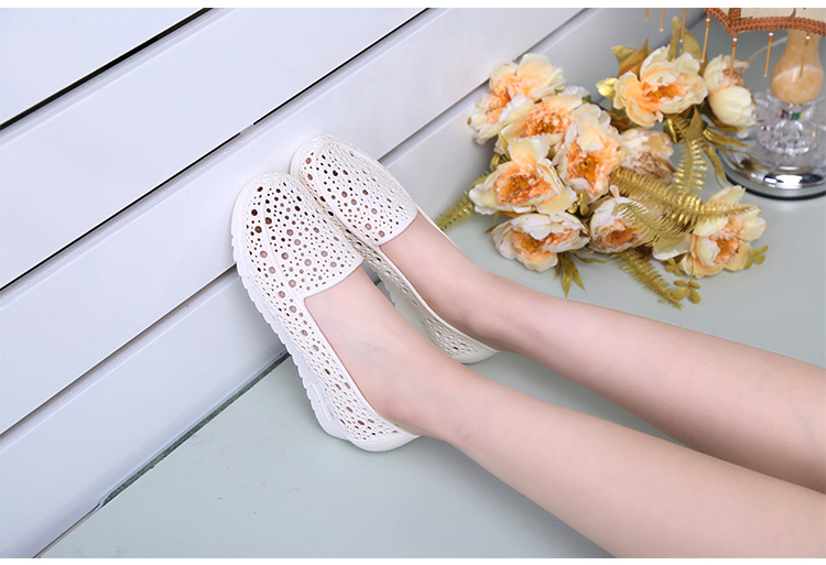 Dép siêu mềm màu trắng rỗng chim yến lỗ giày mùa hè đế bằng không trơn trượt giày y tá dép mẹ giày công sở sandal nữ bitis
