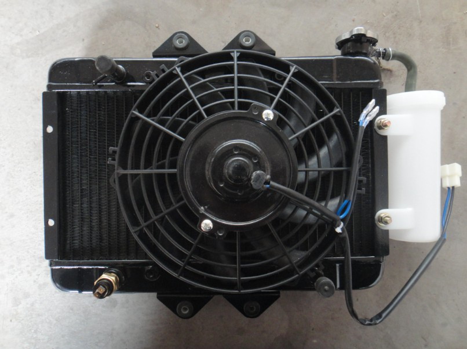 Original Zongshen tricycle large water tank ZS150175200 large water tank large fan water temperature sensor plug