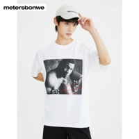 (Футболка) и ярко-белый