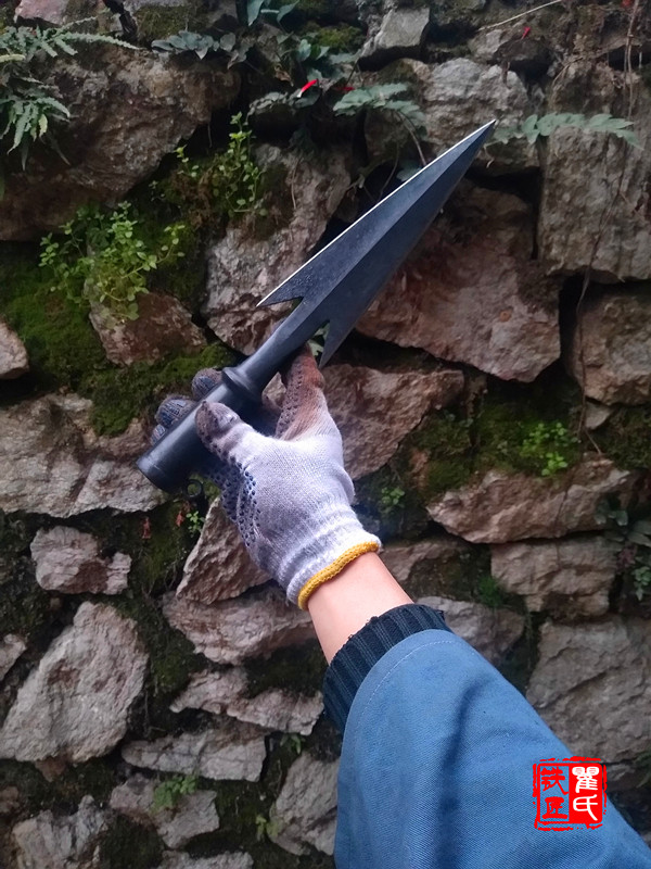 Qu's black smith Lin shot the finger of the red gun and the royal gun manual forged into martial arts equipment unopened