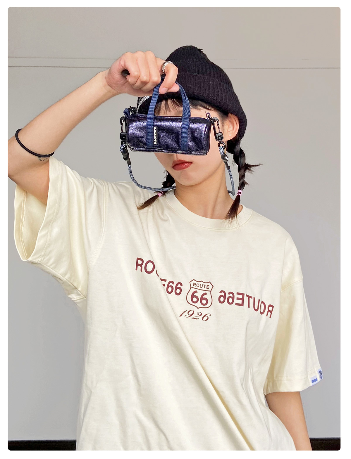 Futuristic metal series mini bag lightweight hanging neck side backpack silver crossbody mobile phone bag fashionable Silver - กระเป๋าแมสเซนเจอร์ - เส้นใยสังเคราะห์ สีเงิน