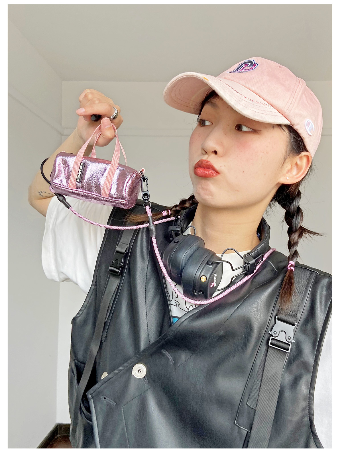 Futuristic metal series mini bag lightweight hanging neck side backpack silver crossbody mobile phone bag fashionable Silver - กระเป๋าแมสเซนเจอร์ - เส้นใยสังเคราะห์ สีเงิน